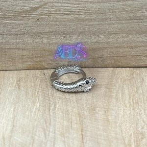 پیرسینگ گوش حلقه ای جواهری طرح مار نقره ای با چشم نگین مشکی