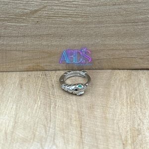پیرسینگ گوش حلقه ای جواهری طرح مار نقره ای با چشم نگین سبز